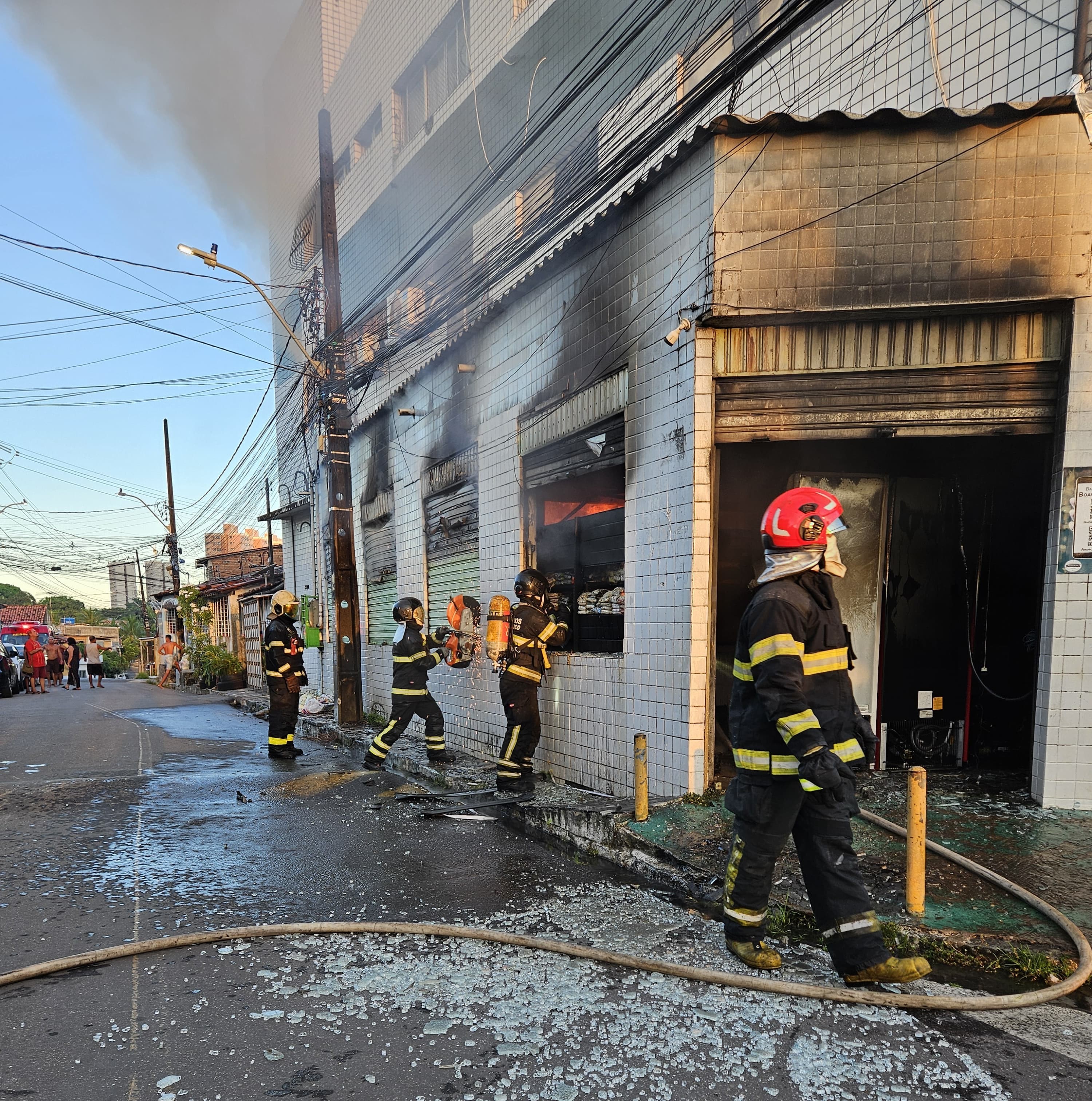 Incêndio atinge supermercado em prédio residencial e moradores são resgatados por bombeiros; VÍDEO