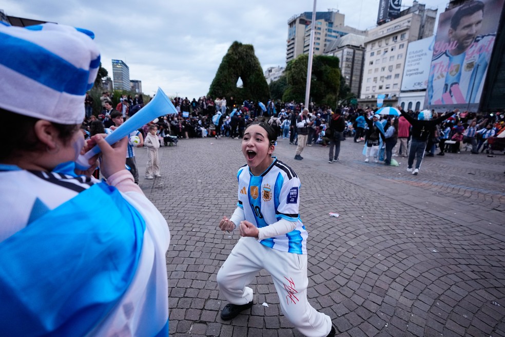 Torcedores comemoram após a Argentina derrotar a Inglaterra em uma partida da semifinal da Copa do Mundo no centro de Buenos Aires, Argentina, na quarta-feira, 15 de julho de 2026 — Foto: AP/Natacha Pisarenko