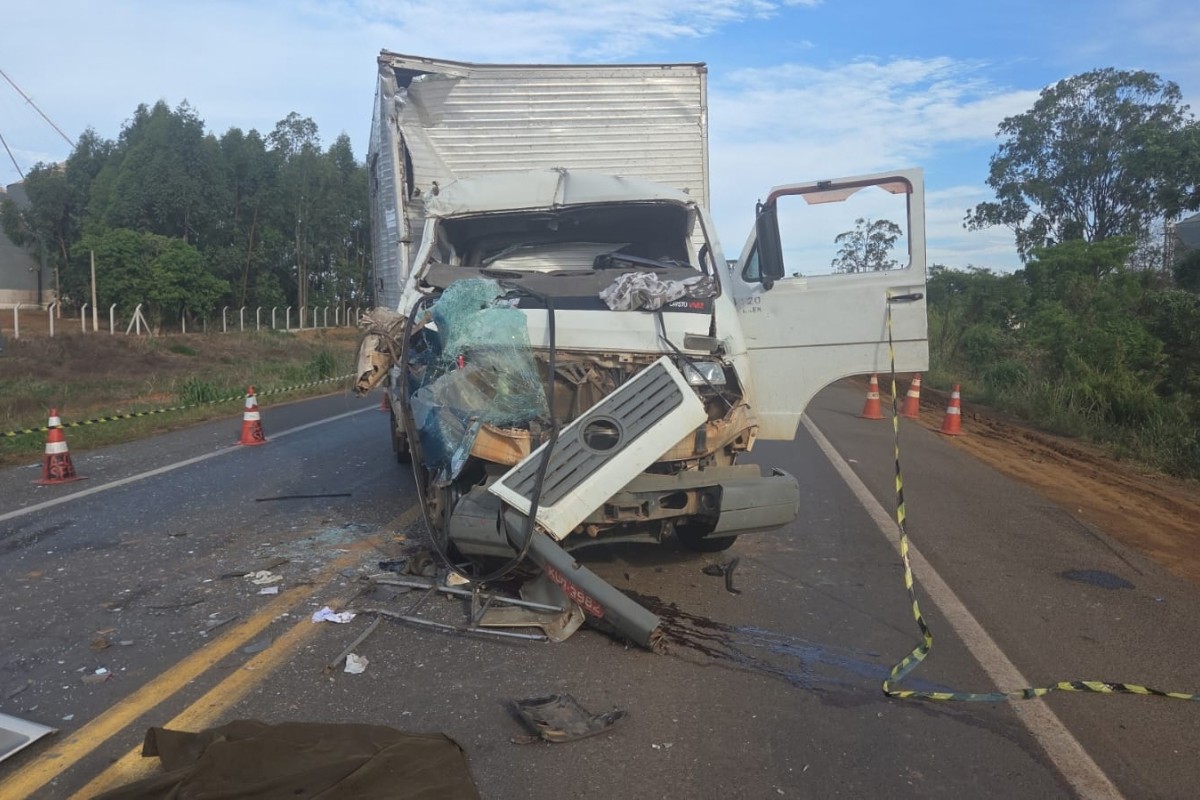 Passageiro morre em batida entre caminhões na MGC-452