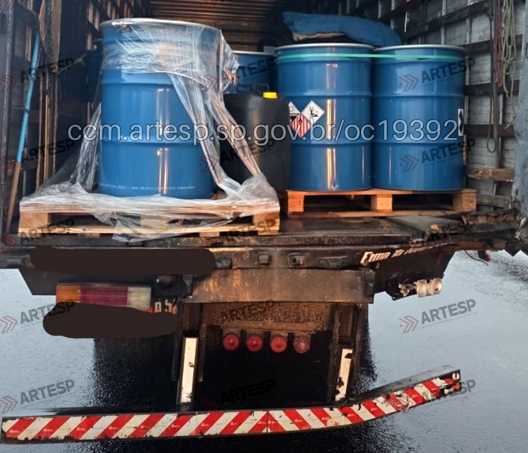 Batida entre caminhões causa vazamento de produto à base de amônia no interior de SP