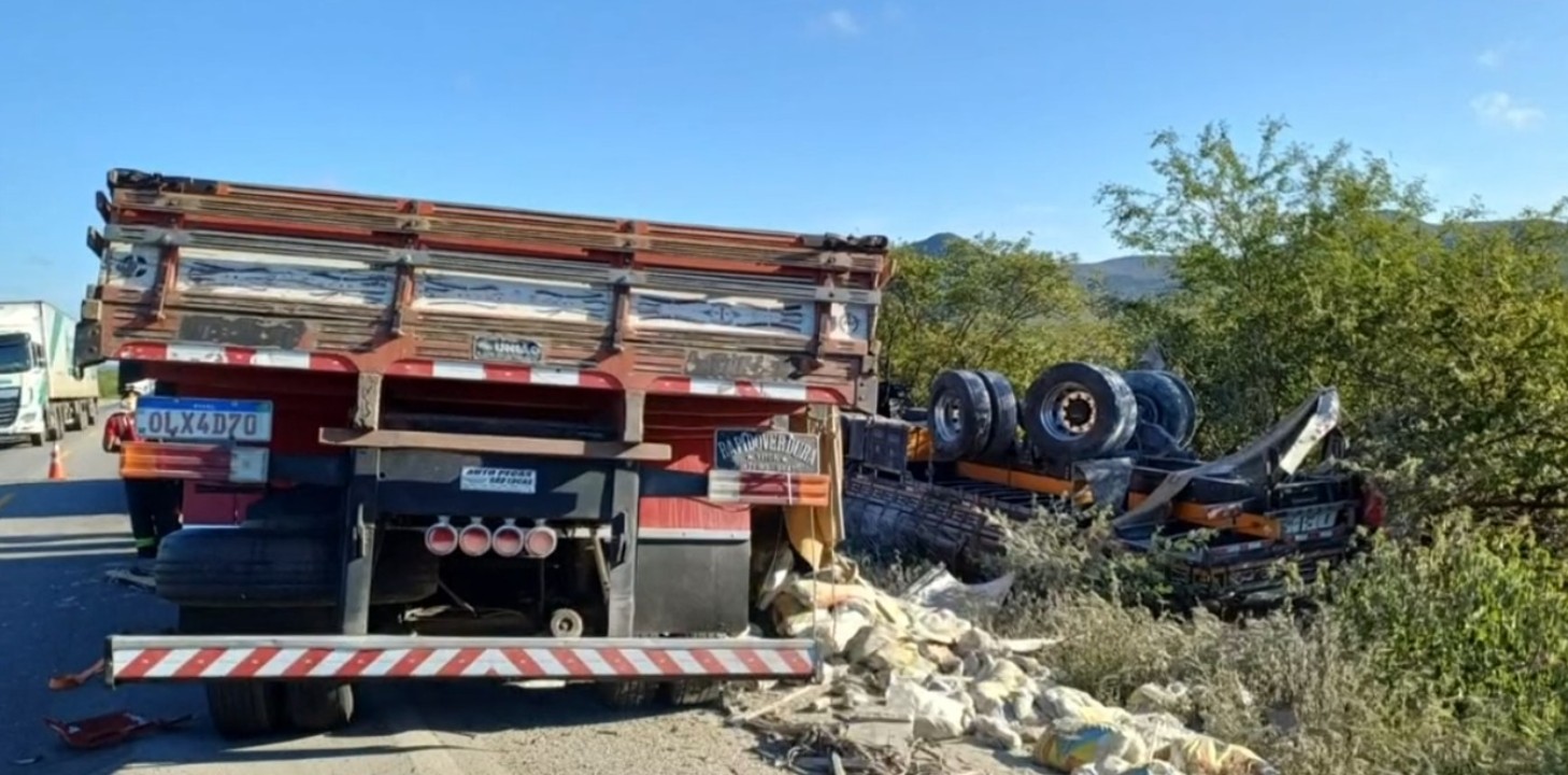 Dois homens morrem após engavetamento entre três caminhões na Bahia