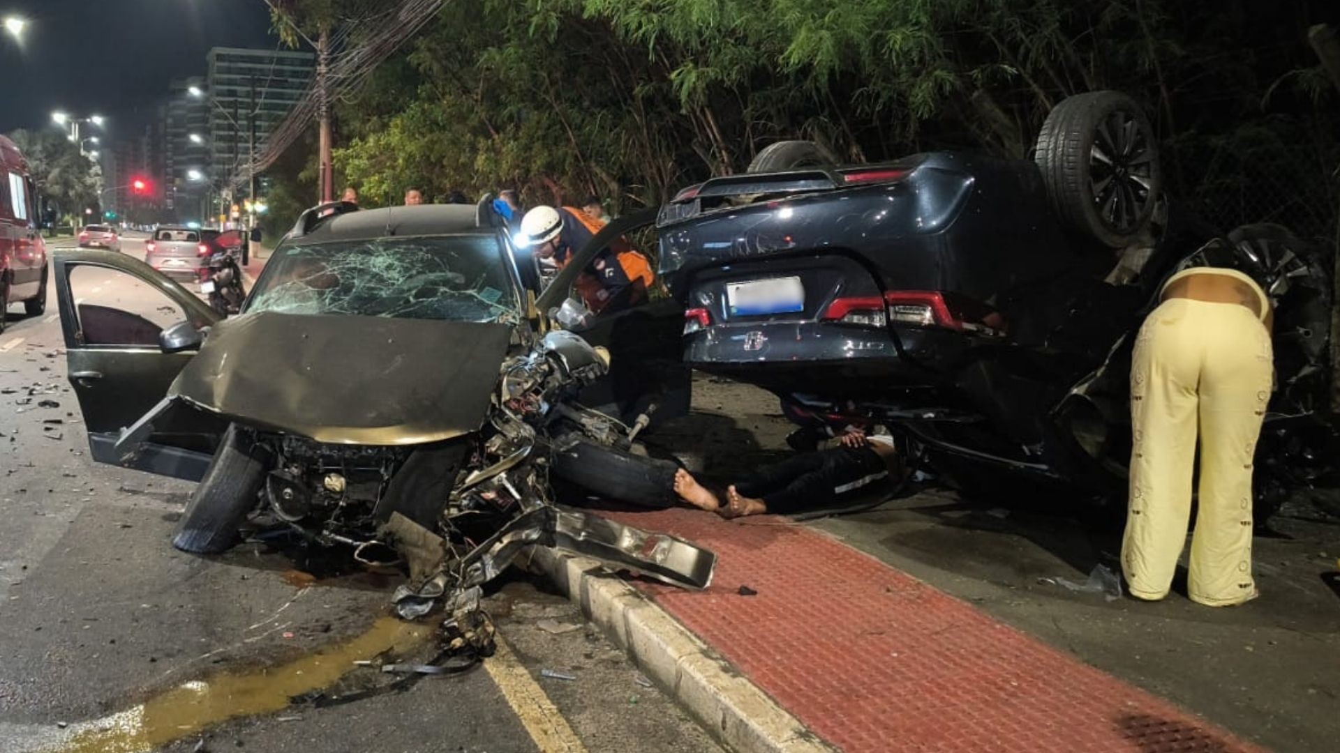 Três pessoas ficam feridas em capotamento após batida entre carros na Avenida Dante Michelini, em Vitória