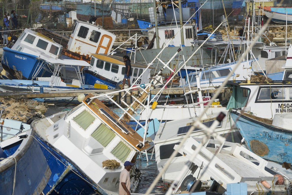 Barcos empilhados após passagem do furacão Beryl por Bridgetown, em Barbados, em 1º de julho de 2024. — Foto: Ricardo Mazalán/ AP