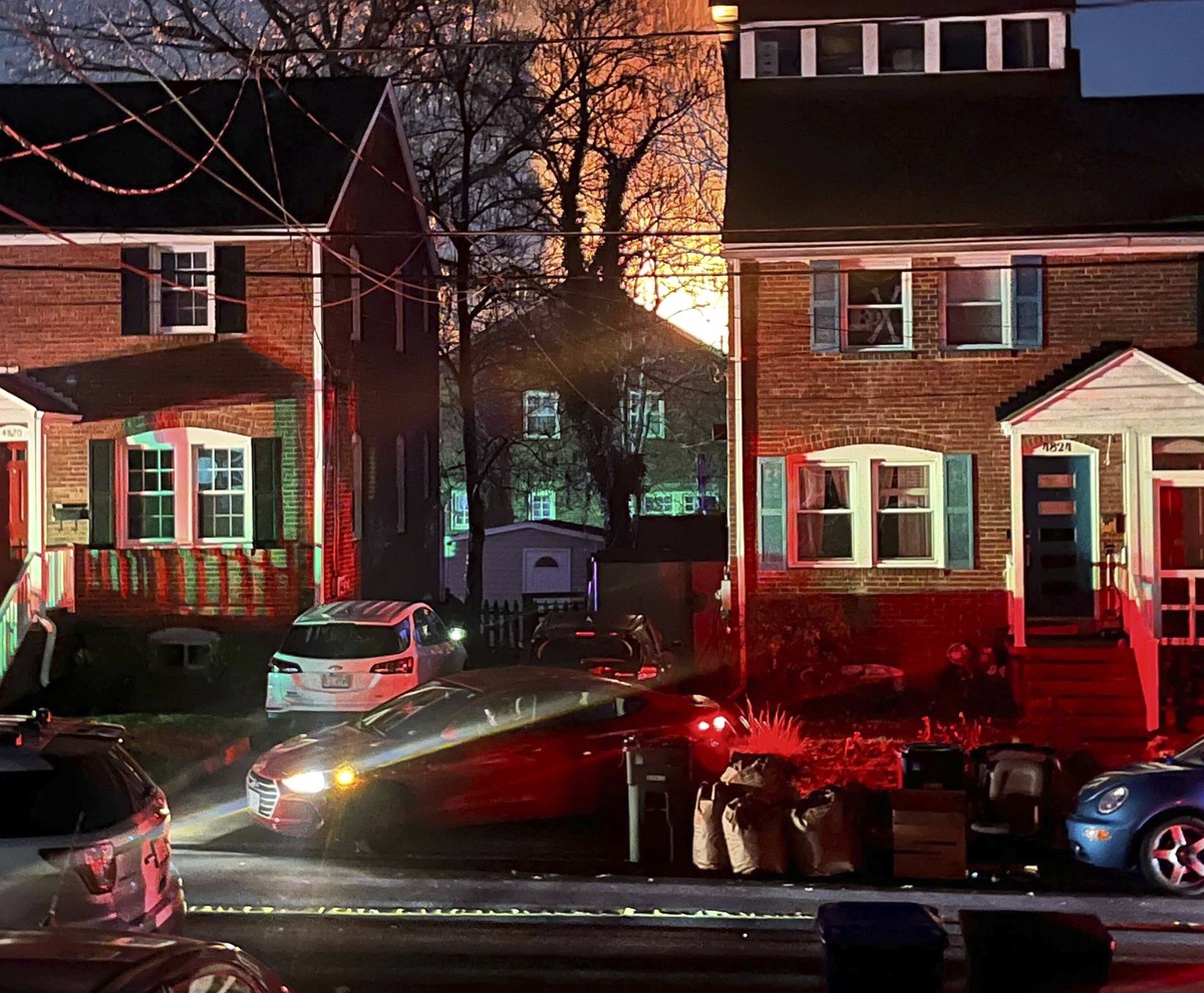 A house explodes while police try to execute a search warrant in the United States |  world
