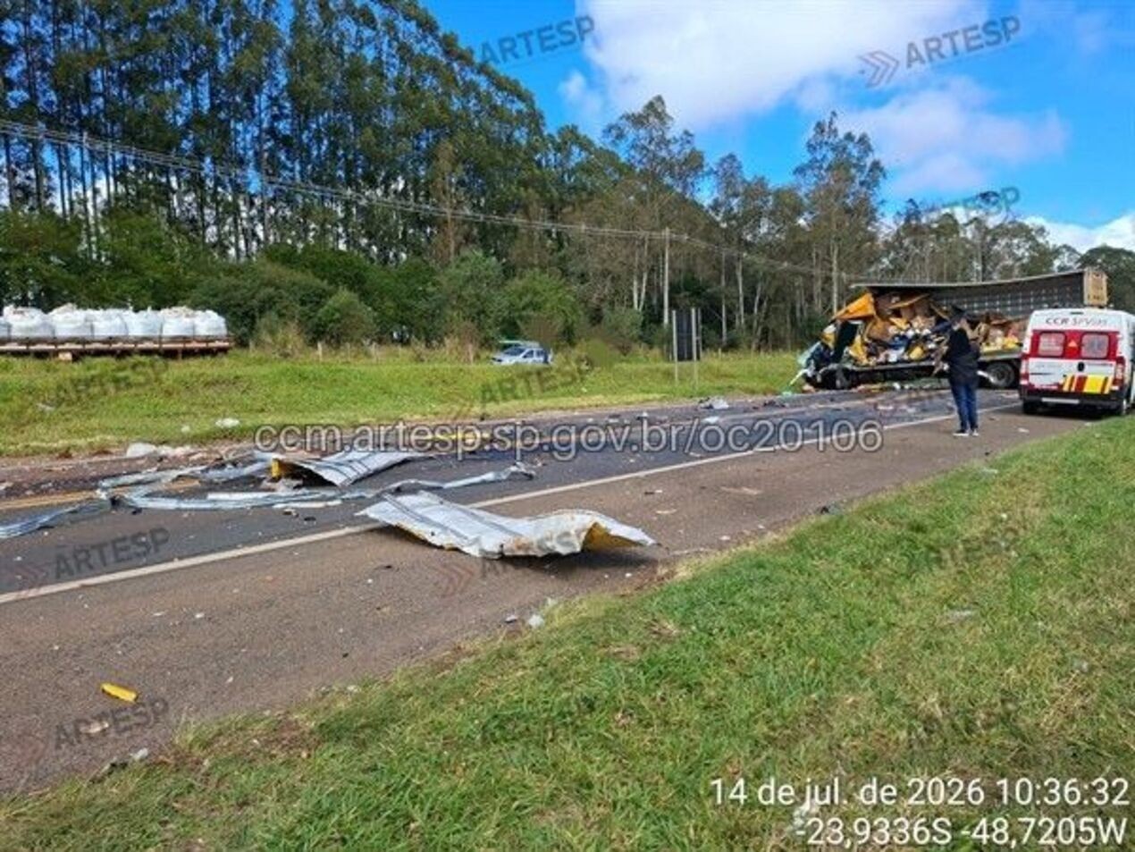 Vítima é socorrida em estado grave após acidente entre carro e dois caminhões em rodovia de Taquarivaí