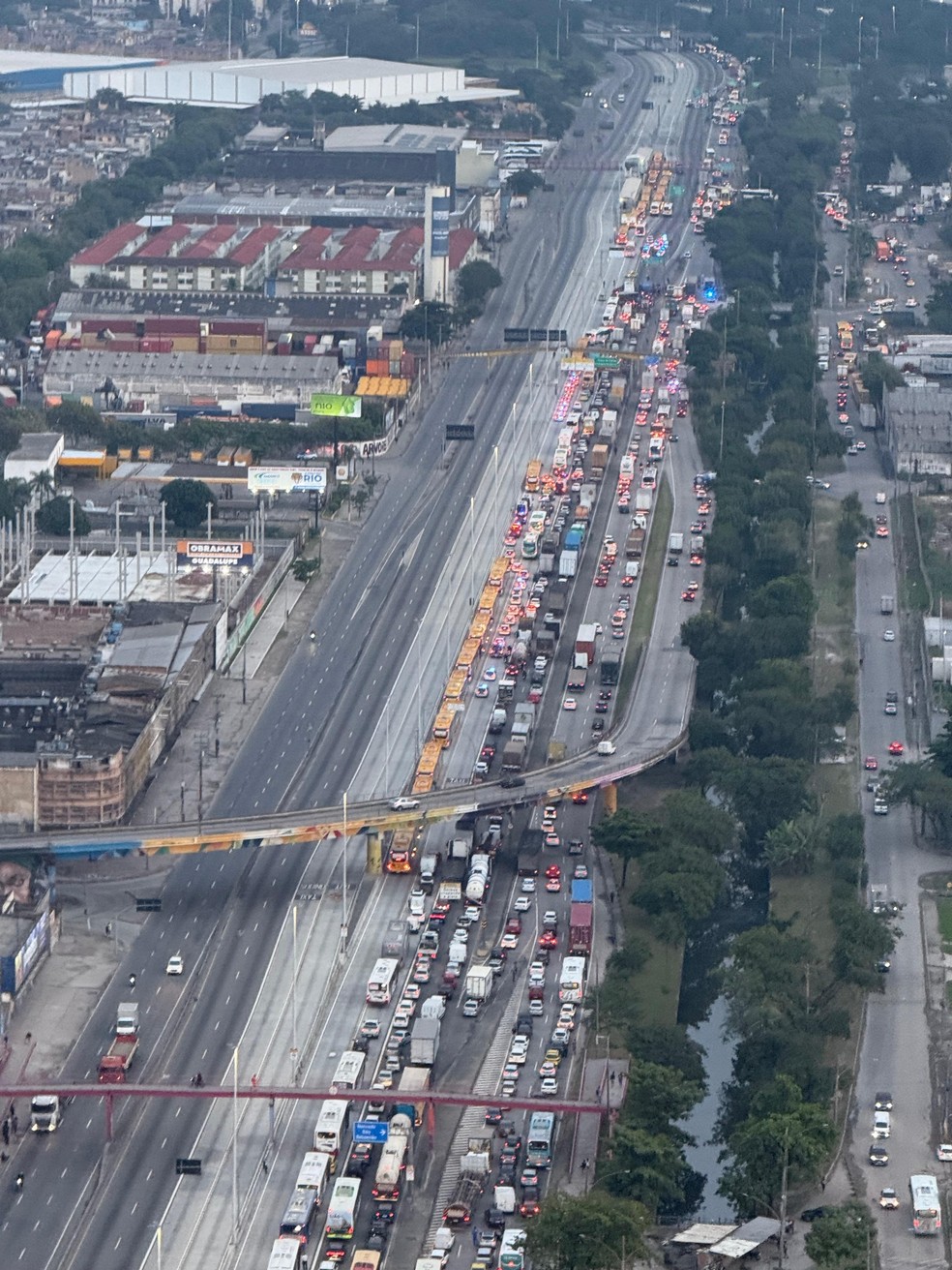 Avenida Brasil fechada por volta das 6h30 — Foto: Genilson Araújo/TV Globo