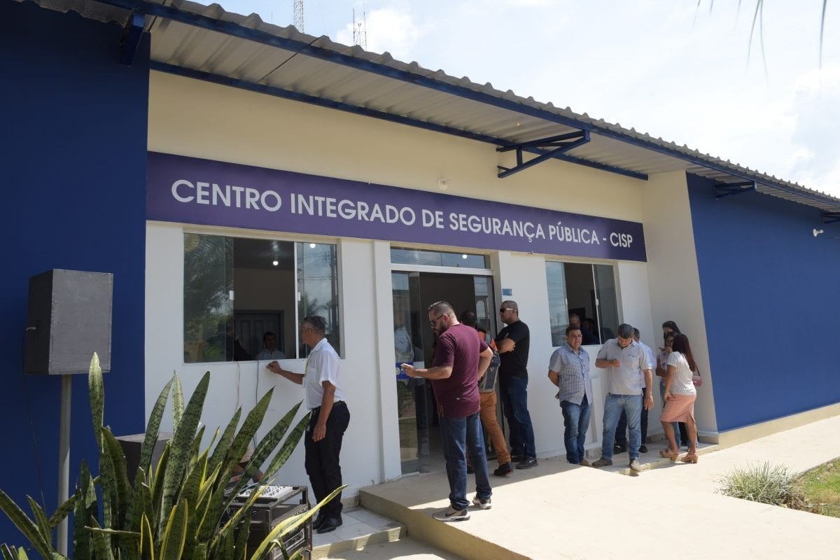 Fogo é ateado em caminhão no pátio do Centro de Segurança Pública de Acrelândia e dois são presos; VÍDEO