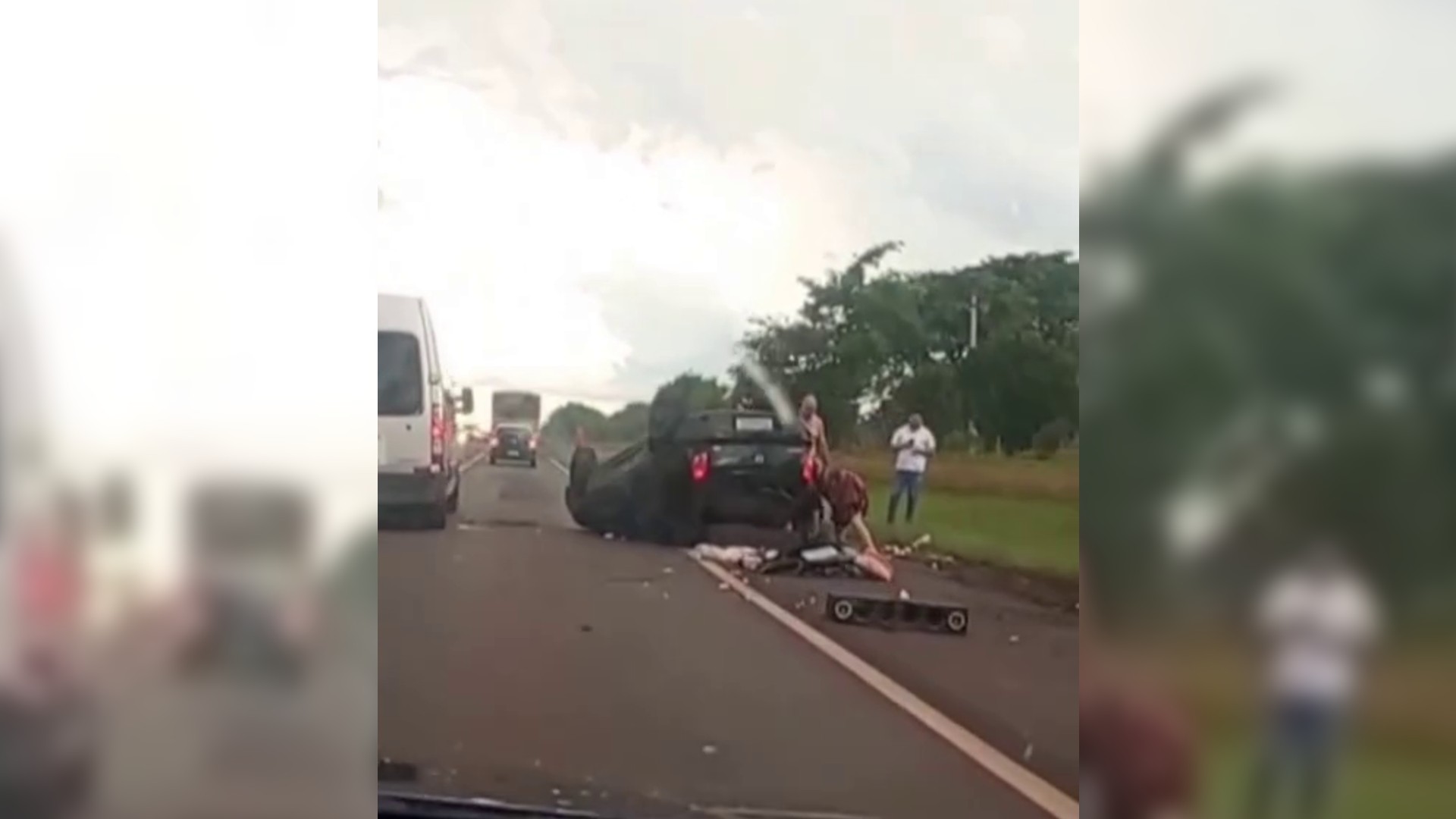 Carro bate em árvore e capota na Rodovia João Mellão em Avaré