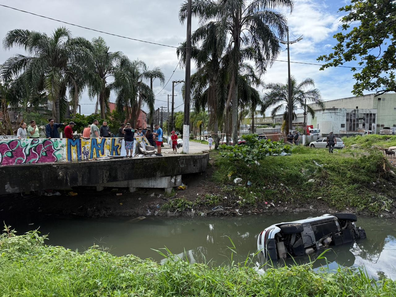 Morte no canal: carro de luxo bate em árvore e despenca na água no litoral de SP
