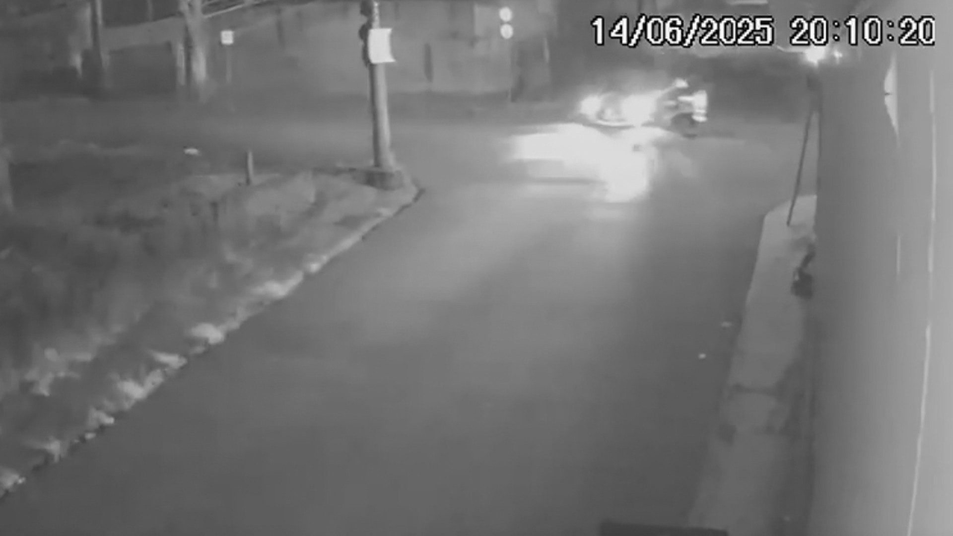 Motociclista morre após ser atingido e arremessado por carro que não parou em cruzamento; VÍDEO
