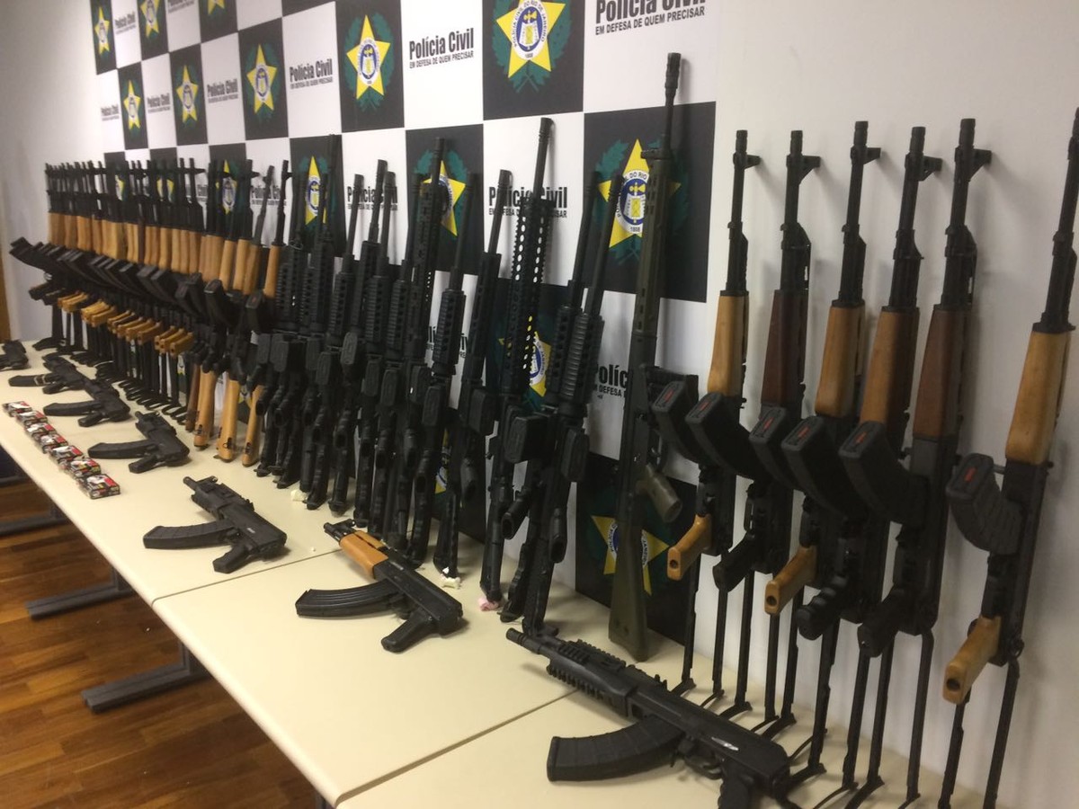 Quadrilha é presa com arsenal de guerra na região de Curitiba