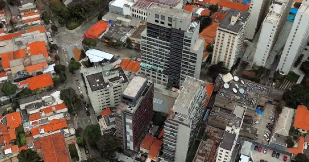 A casa de Therezinha em meio aos prédios, em imagem de satélite — Foto: GOOGLE EARTH