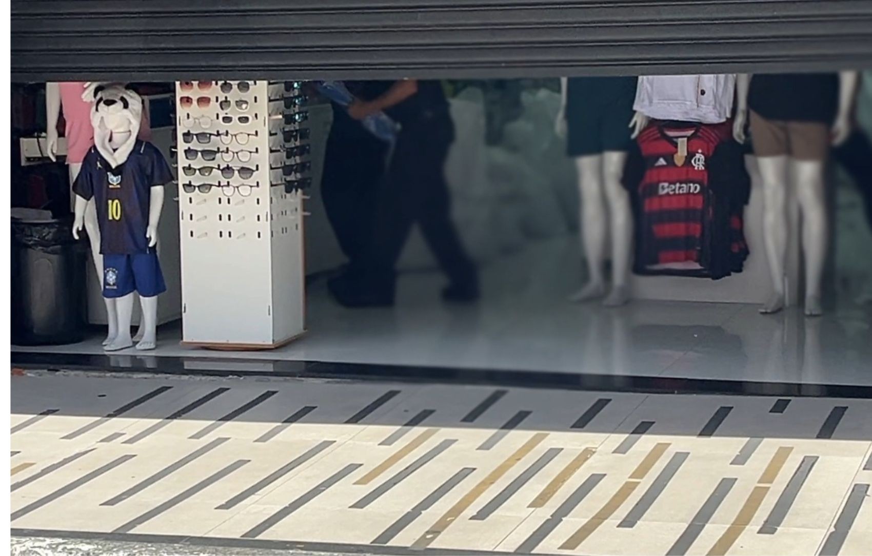 Cinco lojas são alvos de operação da Receita Federal contra pirataria de roupas e tênis em Aracaju