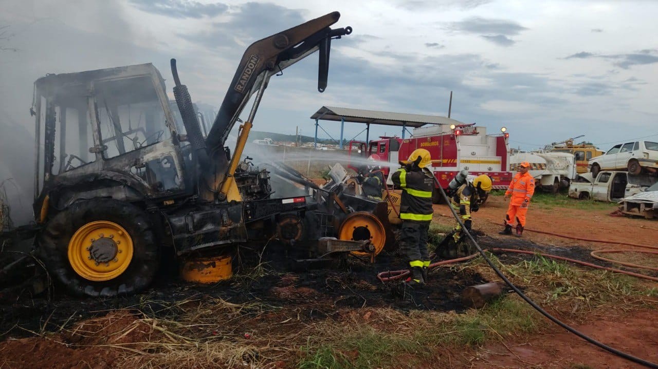 Retroescavadeiras, caminhões e ônibus da Prefeitura de Araxá são destruídos por incêndio em pátio