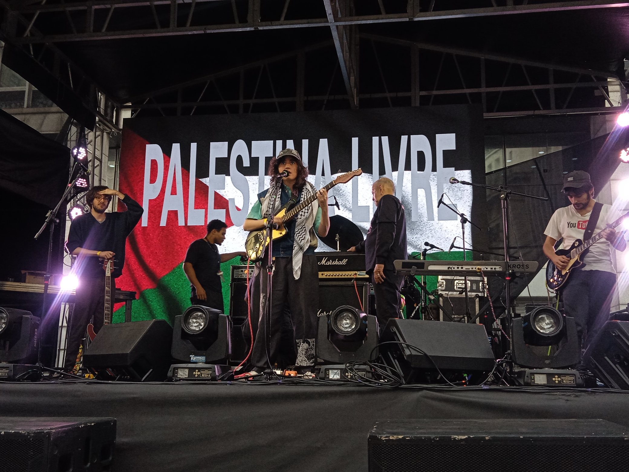 




Prefeitura de SP interrompe show da banda Sophia Chablau e desliga telão que exibia bandeira da Palestina