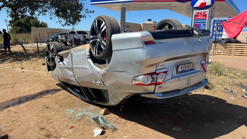 População teve prejuízos materiais. Pelo menos sete carros e uma moto foram atingidos. — Foto: Patrícia Silva/ Sistema Verdes Mares (SVM)