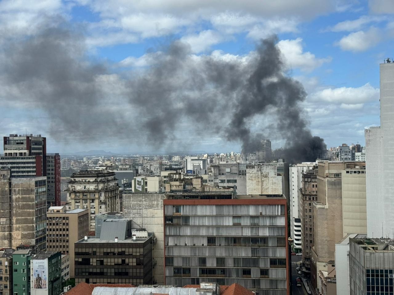 Incêndio atinge loja no Centro Histórico de Porto Alegre