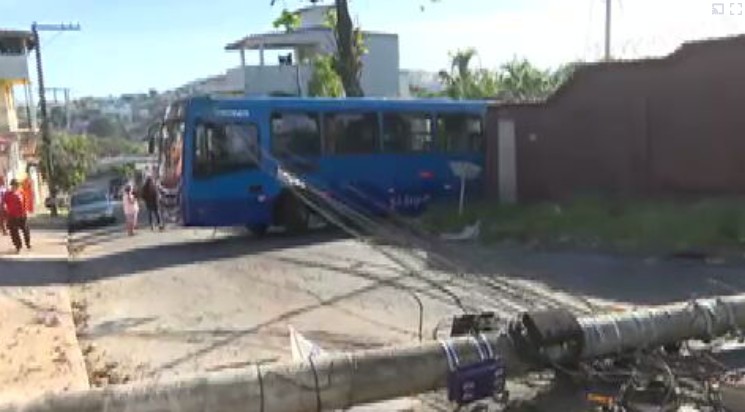Ônibus invade casa em BH após falha mecânica; motorista diz que empresa foi avisada