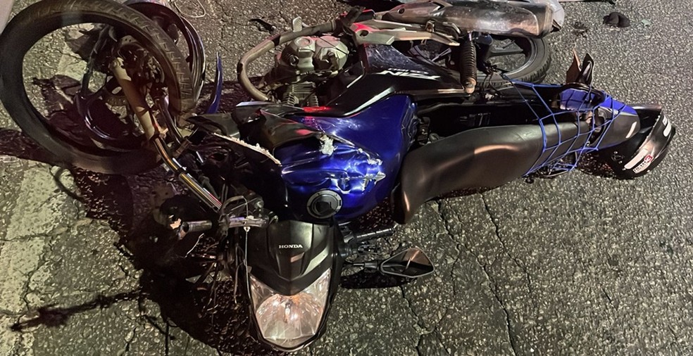 Motociclista morre após acidente com caminhão na RJ-106, em Araruama — Foto: CPRV