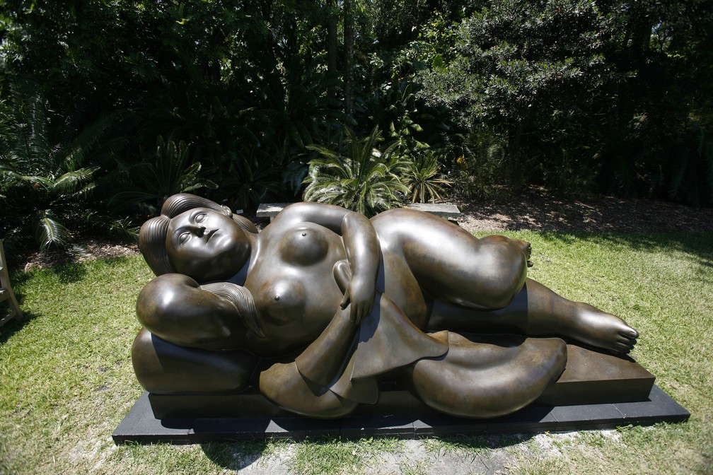 Escultura de bronze 'Mujer Reclinada', de Fernando Botero, em exibição no jardim do Fairchild Tropical Botanic Garden, em 2008, em Miami — Foto: J. Pat Carter/AP