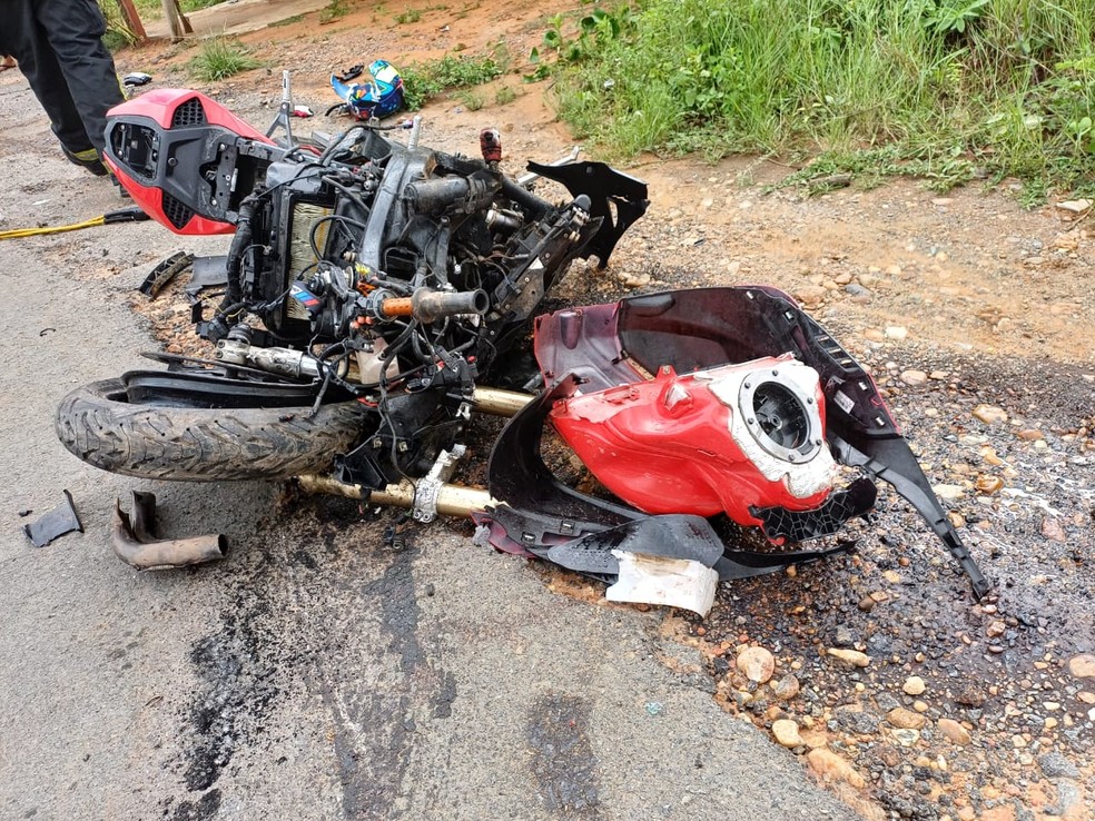 Motocicleta fica destruída após acidente no interior da Bahia — Foto: Reprodução/Redes Sociais