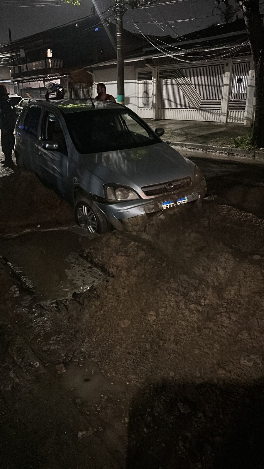 VÍDEO: Carro entra em buraco no Jardim Imperial, em São José dos Campos