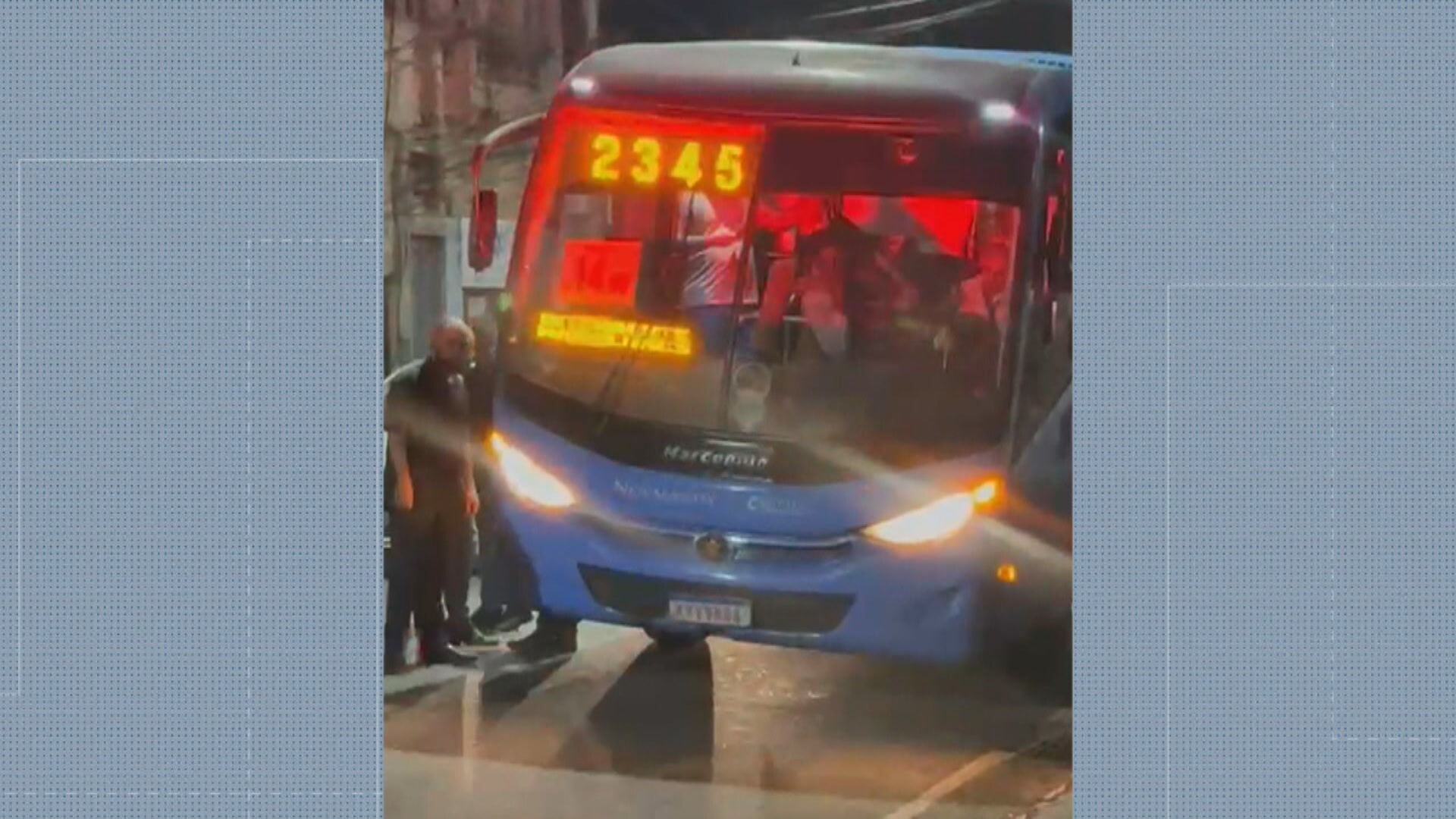 Assaltante tenta roubar passageiros de ônibus com arma falsa, é imobilizado e acaba preso 