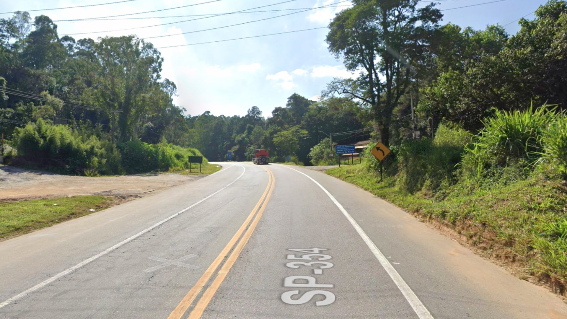 Acidente entre carro e caminhão e deixa dois mortos em rodovia de Campo Limpo Paulista