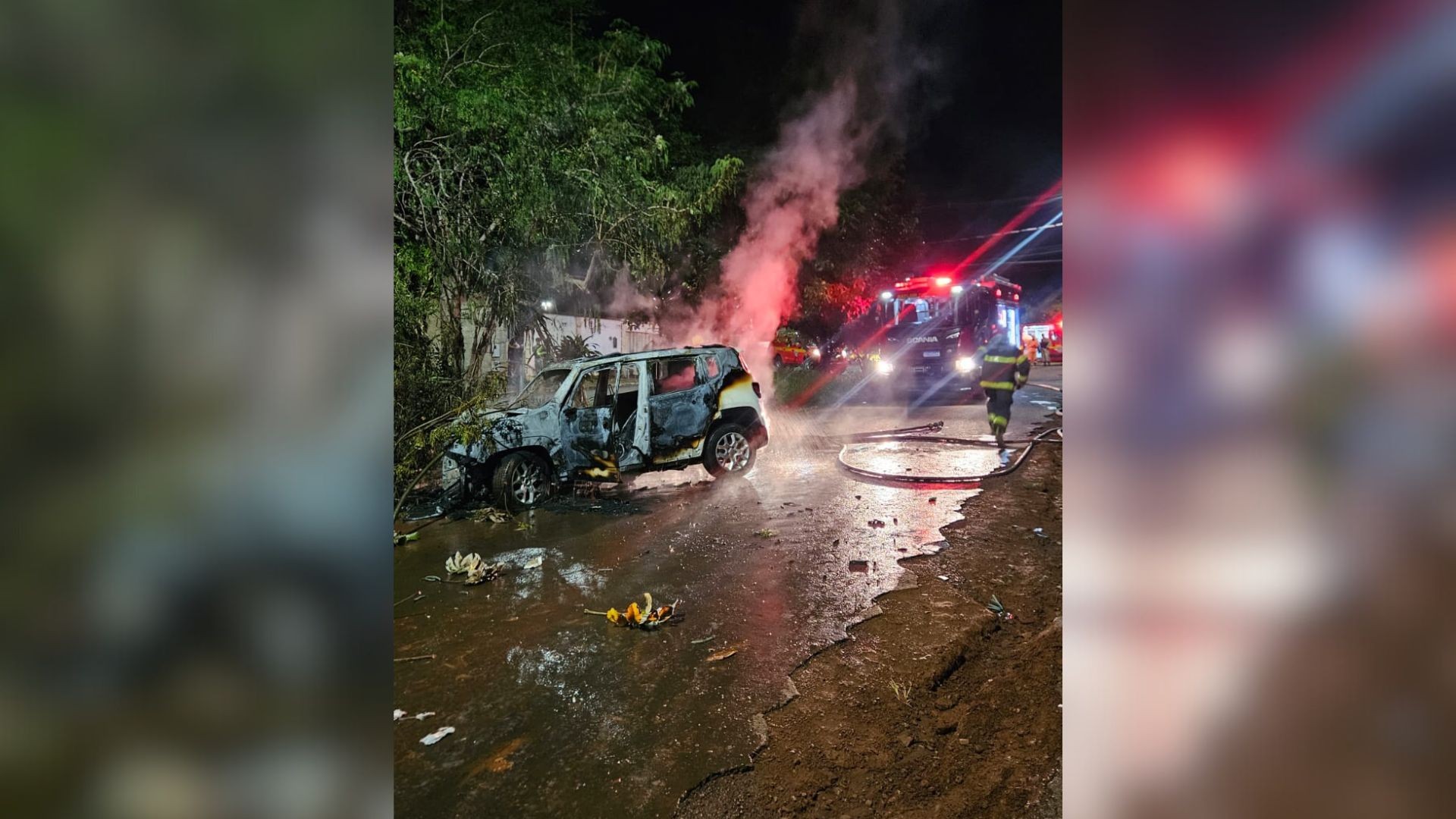 VÍDEO: Carro com família pega fogo após perseguição policial e tiroteio em Uberaba