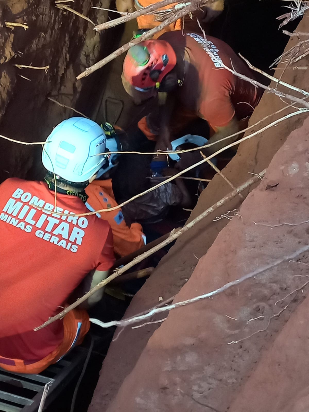 Menino de 6 anos cai em buraco de 5m de profundidade na Apae em Frutal e é resgatado pelos bombeiros