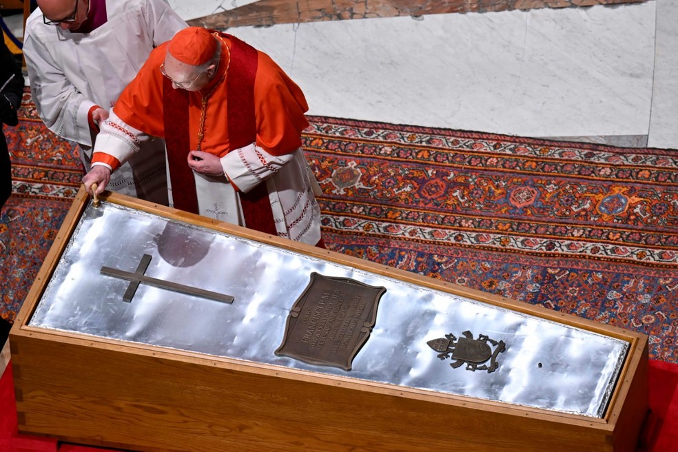 Caixão do papa Francisco é selado com tampa de zinco, em 25 de abril de 2025 — Foto: Vaticano