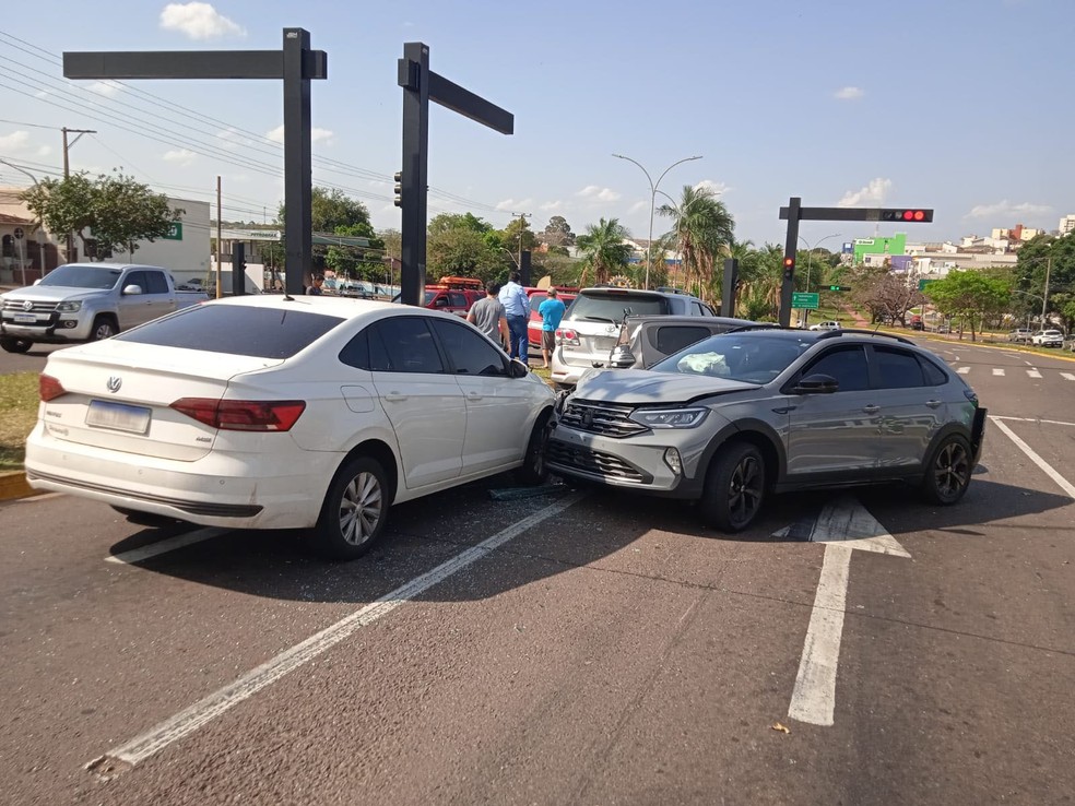 Série de batidas envolveu seis carros e o cavalo-trator de uma carreta na Avenida Manoel Goulart, em Presidente Prudente (SP), na tarde desta segunda-feira (4) — Foto: Kawanny Barros/TV Fronteira