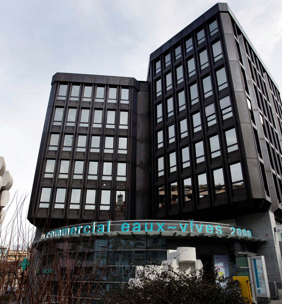 Foto de 2012 mostra a fachada do prédio onde a empresa suíça Trafigura tem seus escritórios, em Genebra. — Foto: Reuters/Denis Balibouse/Foto de arquivo