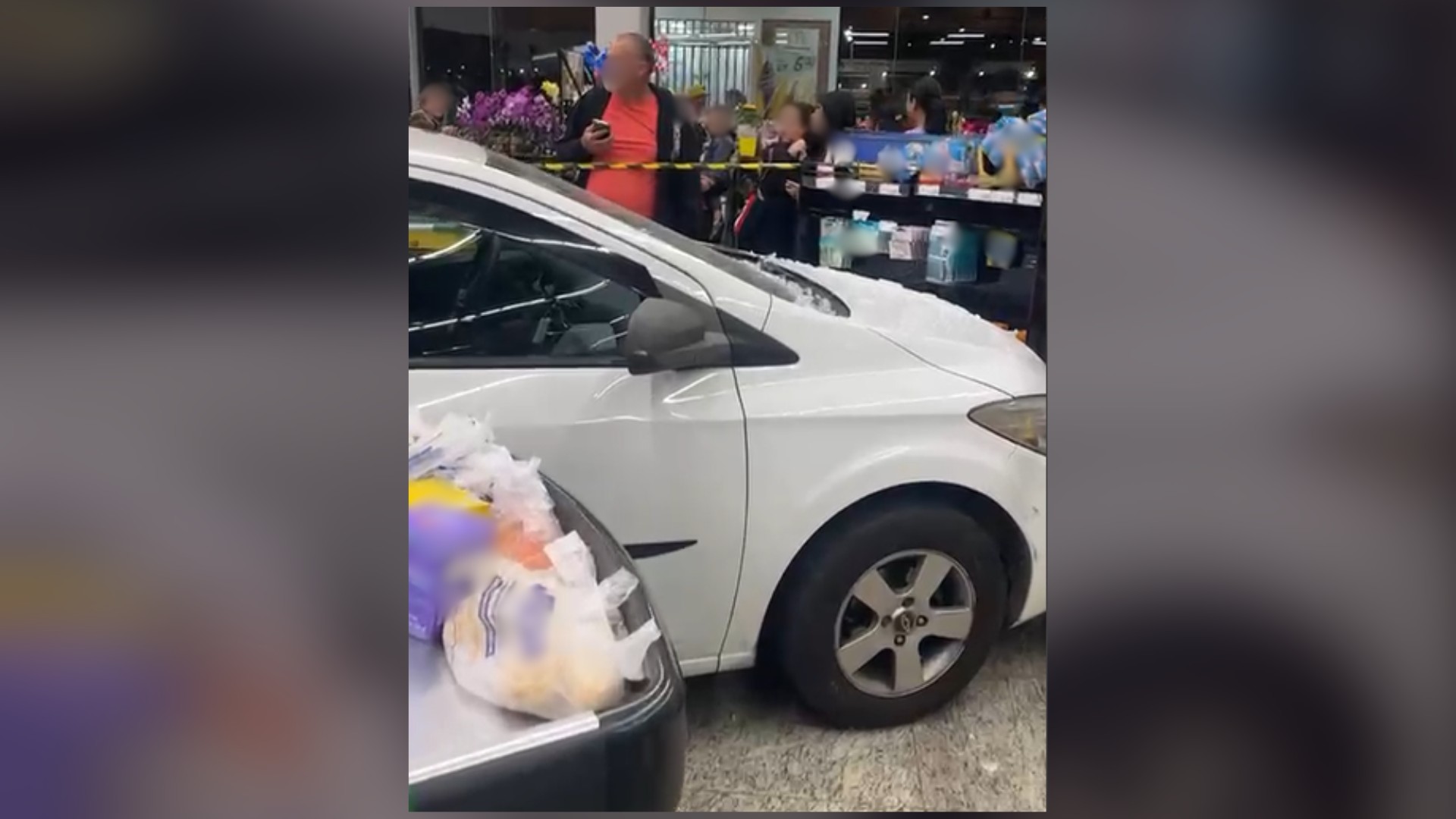 Carro invade supermercado em Várzea Paulista