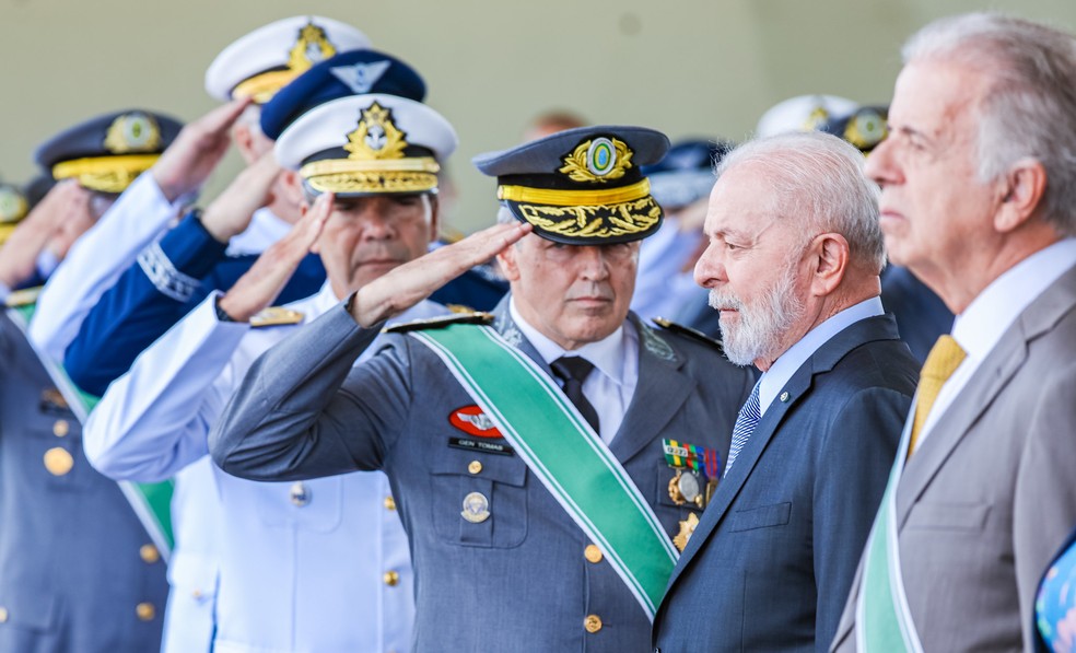 Os comandantes das Forças Armadas prestam continência ao presidente Lula durante cerimônia em comemoração ao Dia do Exército — Foto: Ricardo Stuckert/Presidência da República