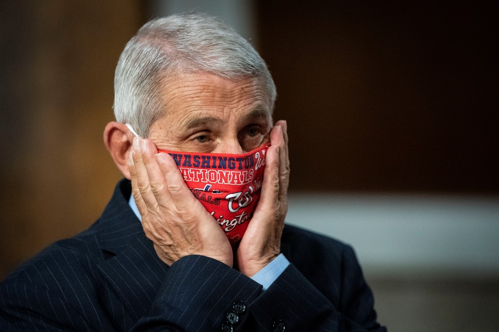 Anthony Fauci, médico conselheiro da Casa Branca, usa máscara ao chegar para dar declarações ao Congresso dos EUA em 30/06 de 2020. — Foto: Al Drago/Pool via Reuters