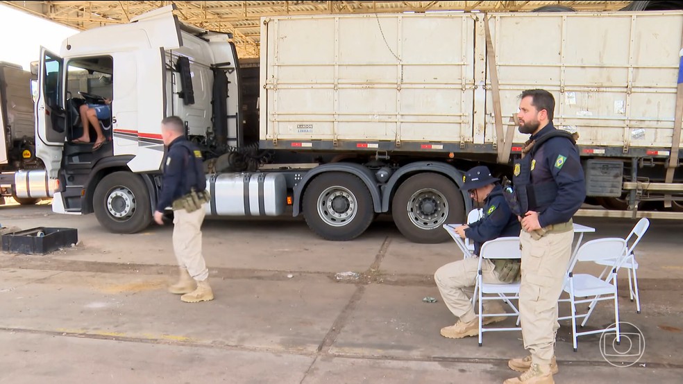 PRF faz operação em rodovia do MT para fiscalizar caminhões — Foto: TV Globo