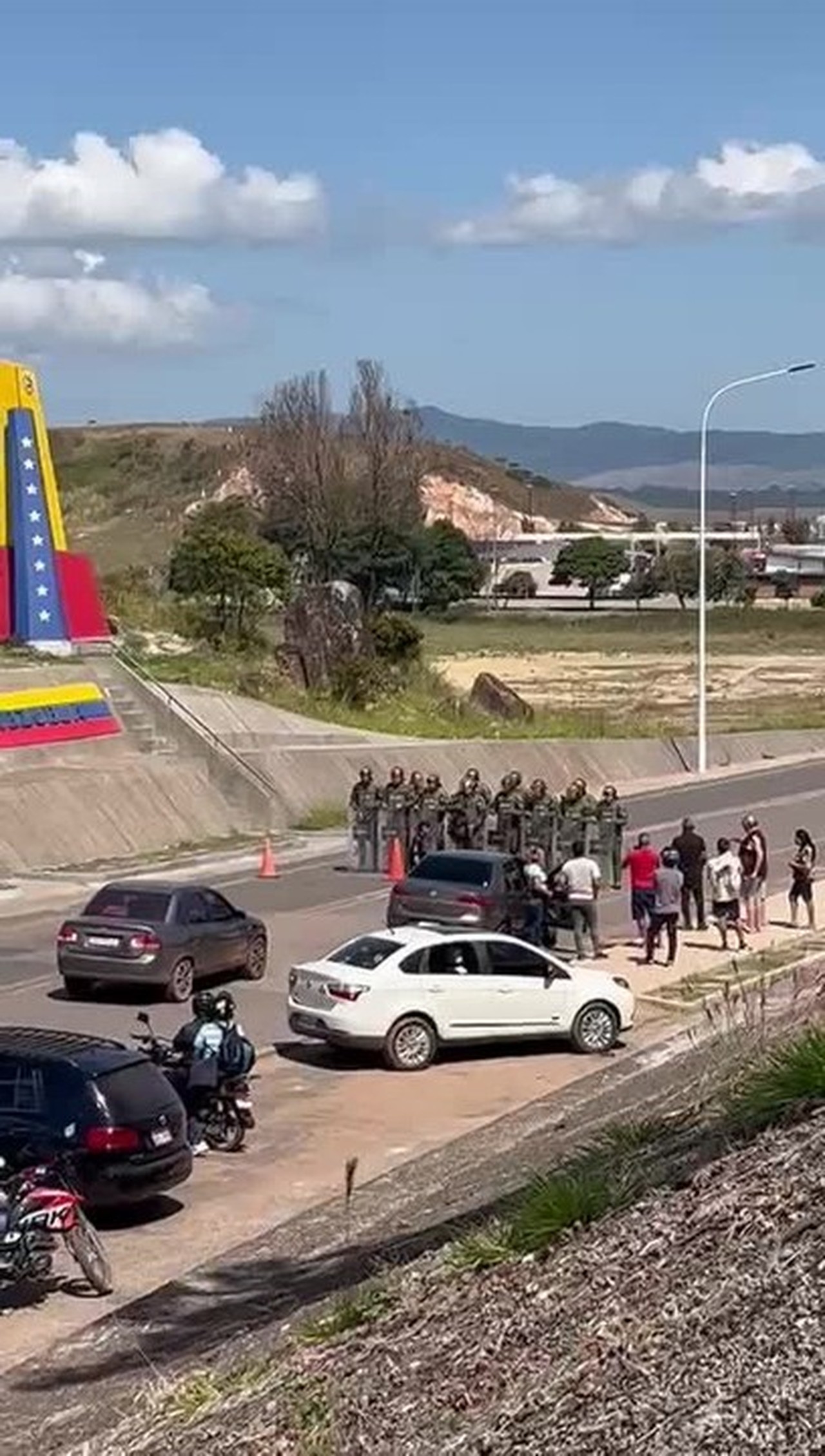 Em dia de posse de Maduro, Venezuela fecha fronteira com Brasil, diz governo