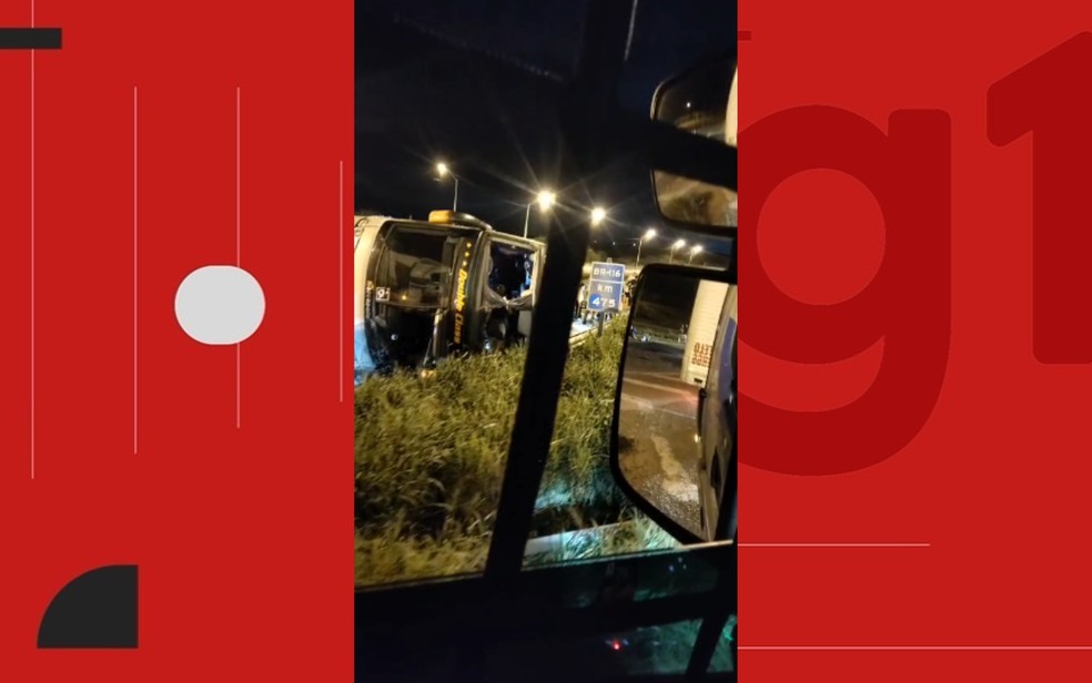 Ônibus ficou parcialmente destruído após tombamento na BR-116 — Foto: Redes Sociais