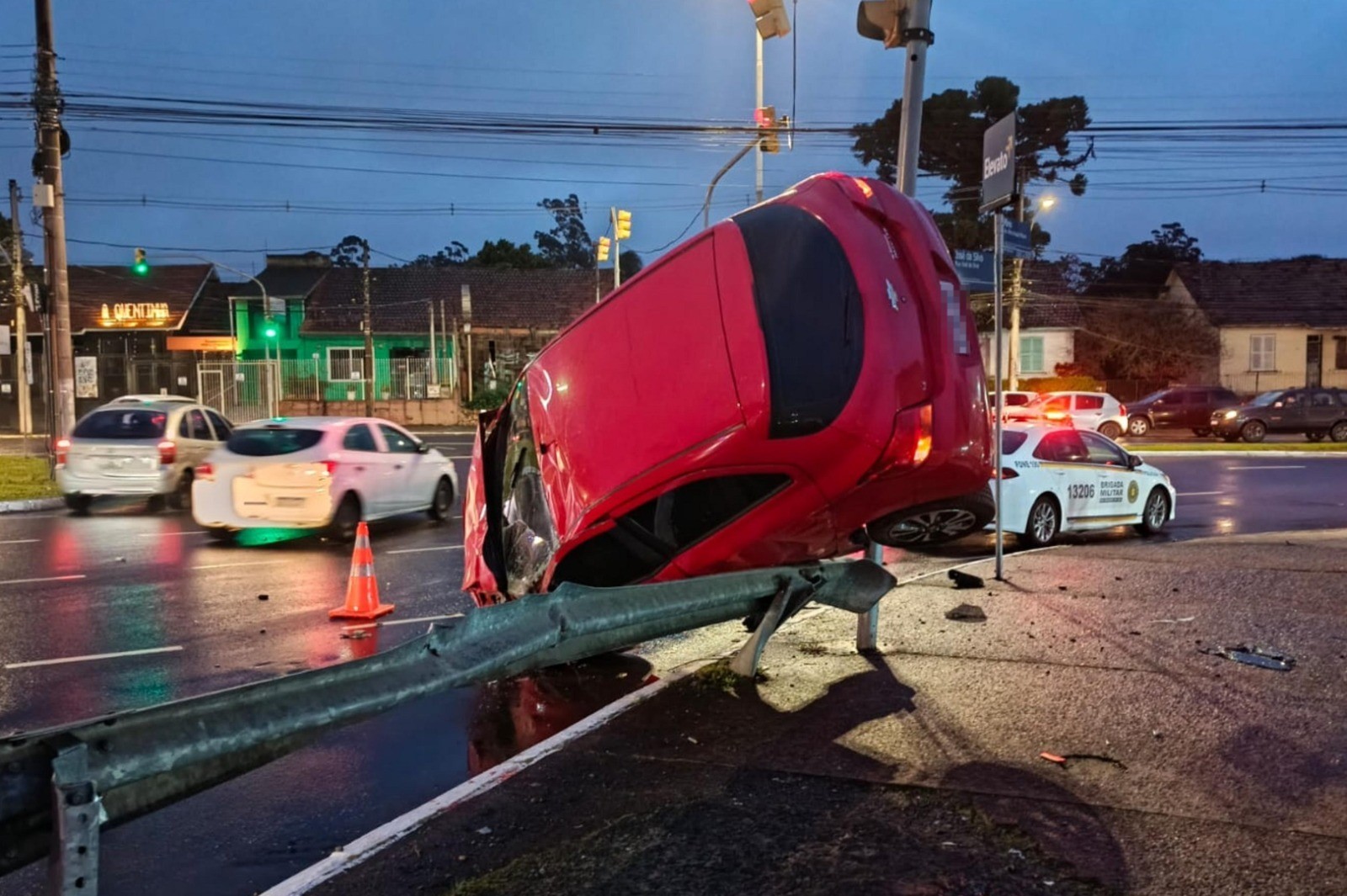 VÍDEO: carro fica suspenso após motorista colidir contra guard-rail e capotar em Porto Alegre
