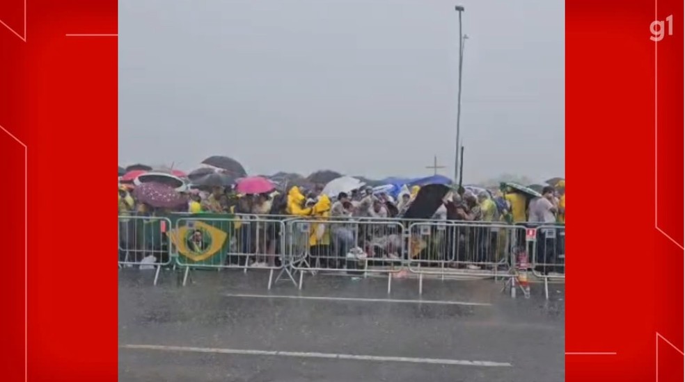 VÍDEO mostra momento exato em que raio atinge concentração de ato pró-Bolsonaro em Brasília — Foto: Reprodução
