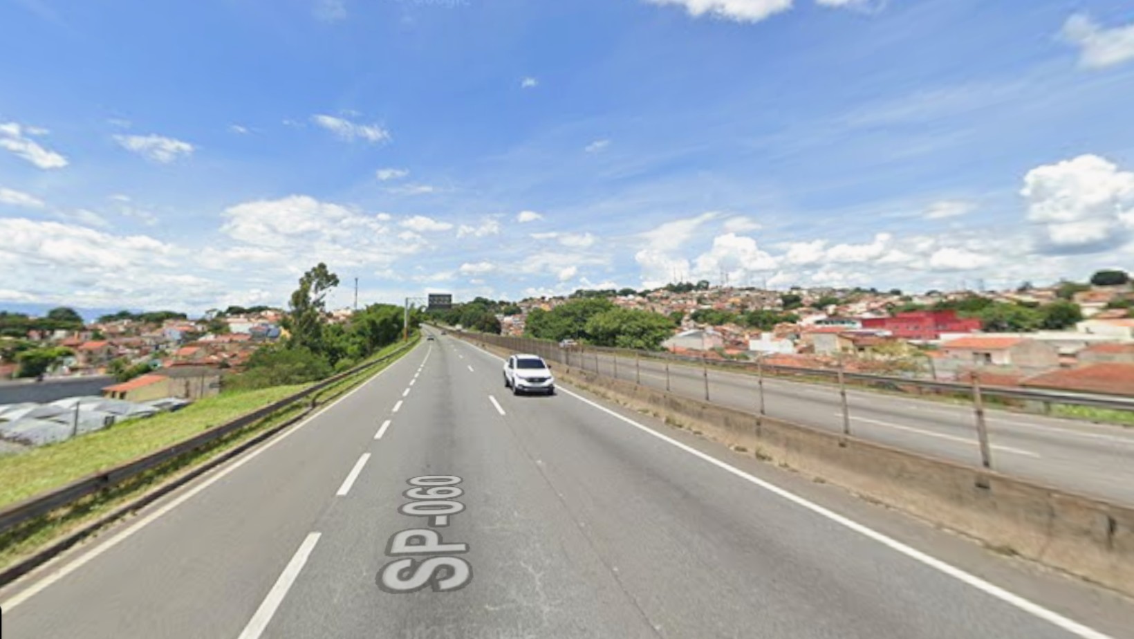 Acidente entre moto e kombi causa interdição total na Dutra no trecho de Taubaté, SP