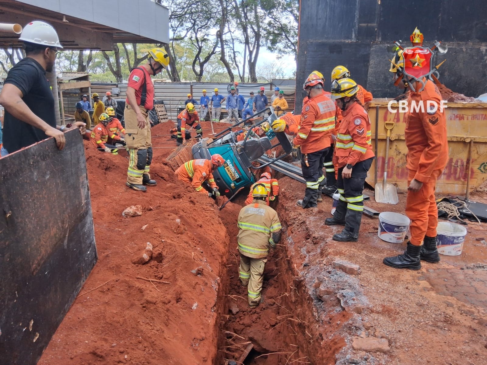 Trabalhador cai em vala e morre soterrado durante obra no centro de Brasília