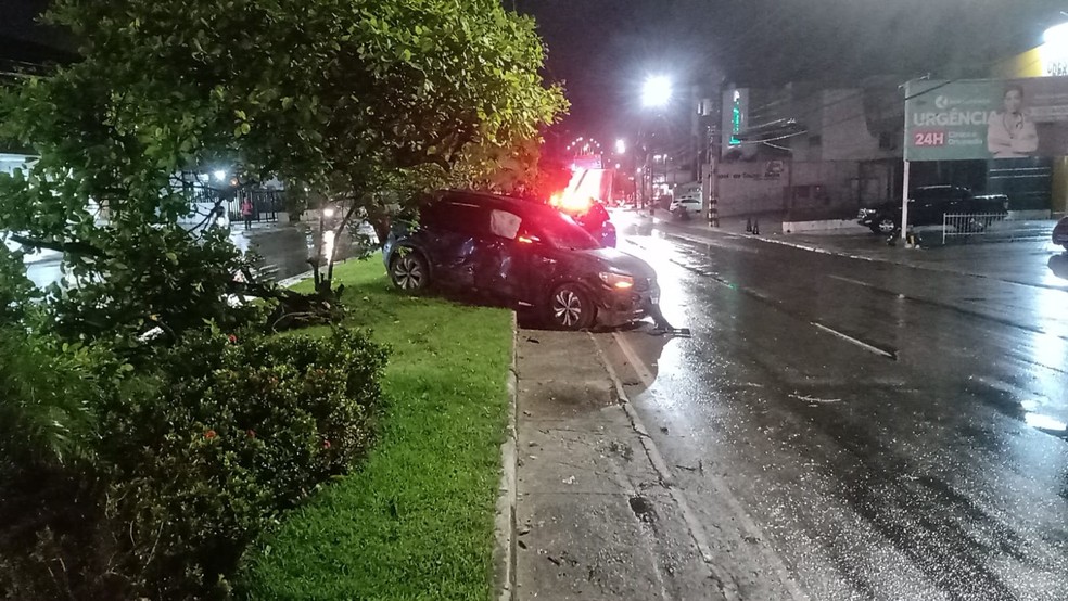 Duas pessoas ficam feridas após carro bater em árvore de avenida da Zona Sul de Aracaju — Foto: SMTT