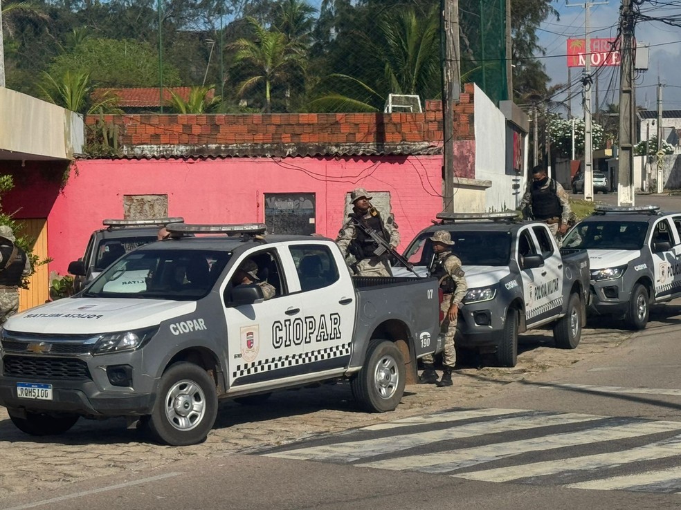 Forças de segurança no bairro Mãe Luiza, em Natal, nesta quarta-feira (26) — Foto: Sérgio Henrique Santos/Inter TV Cabugi