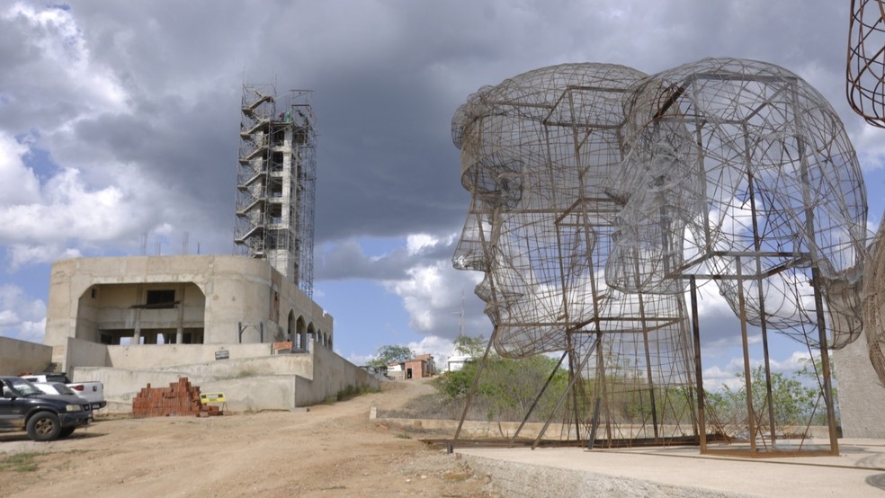 Estátua gigante de santo Antônio de Caridade passa por obra após décadas inconclusa — Foto: Governo do Ceará/Divulgação