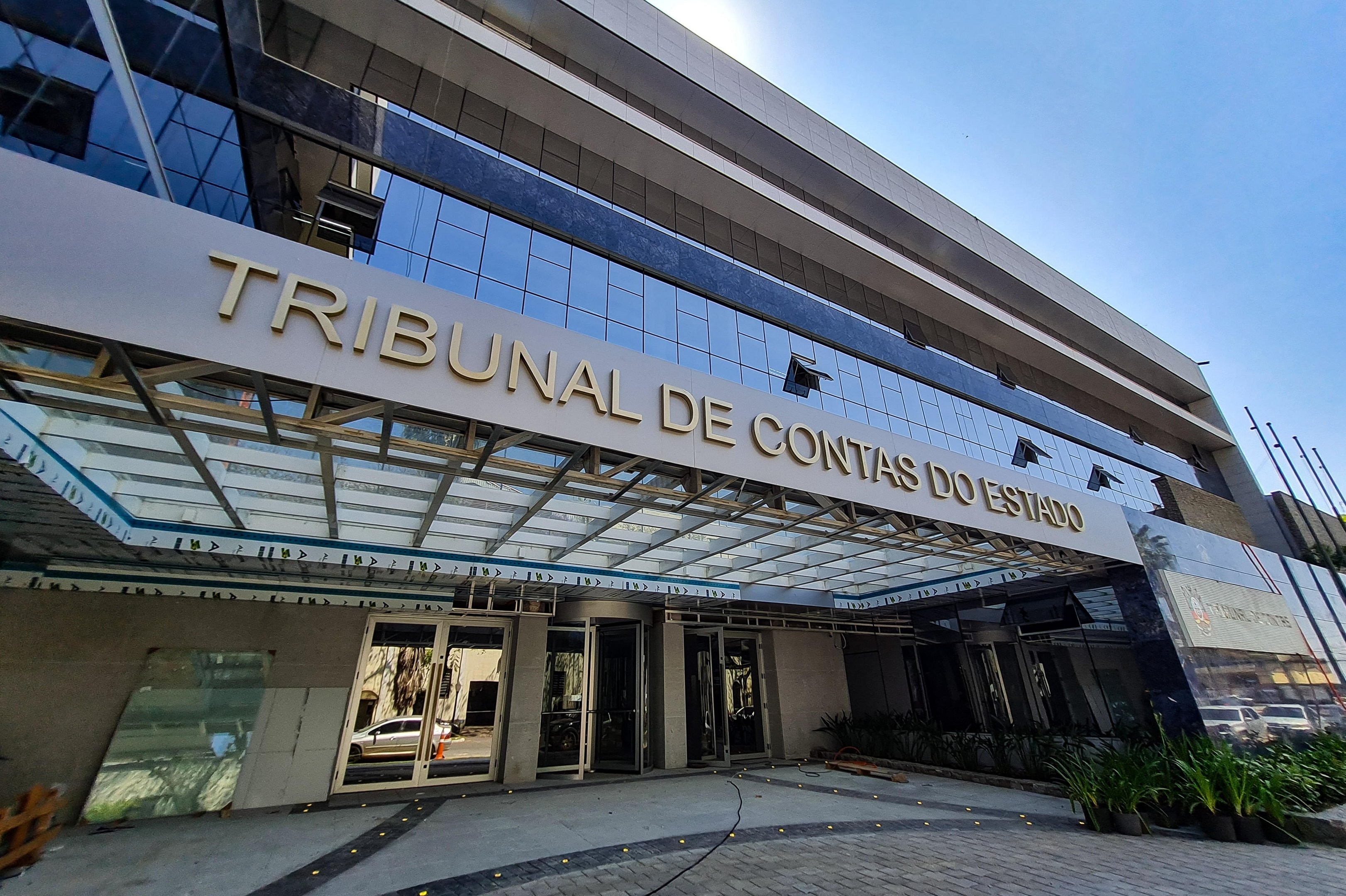 Publicado edital de concurso para o TCE-RS com 45 vagas e salários de até R$ 20,5 mil