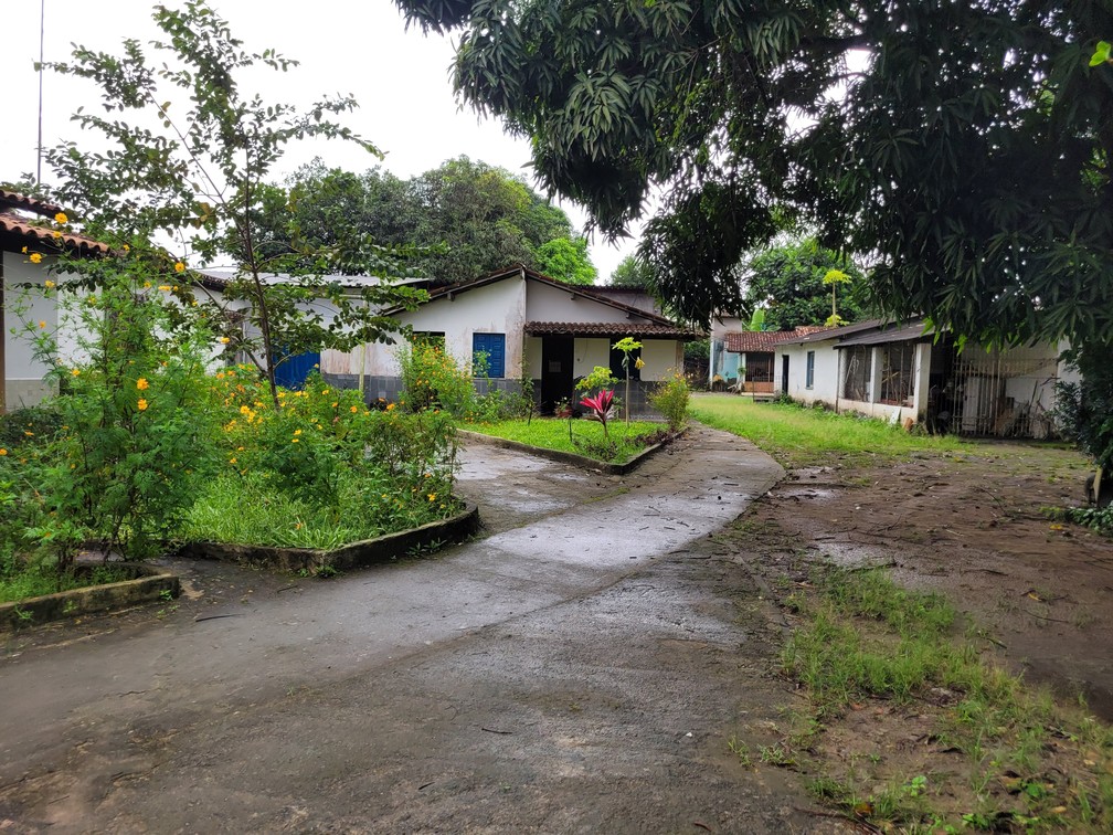 Fabrico do licor é feito na área onde Tia Nem vive com a família — Foto: Eric Luis Carvalho/g1