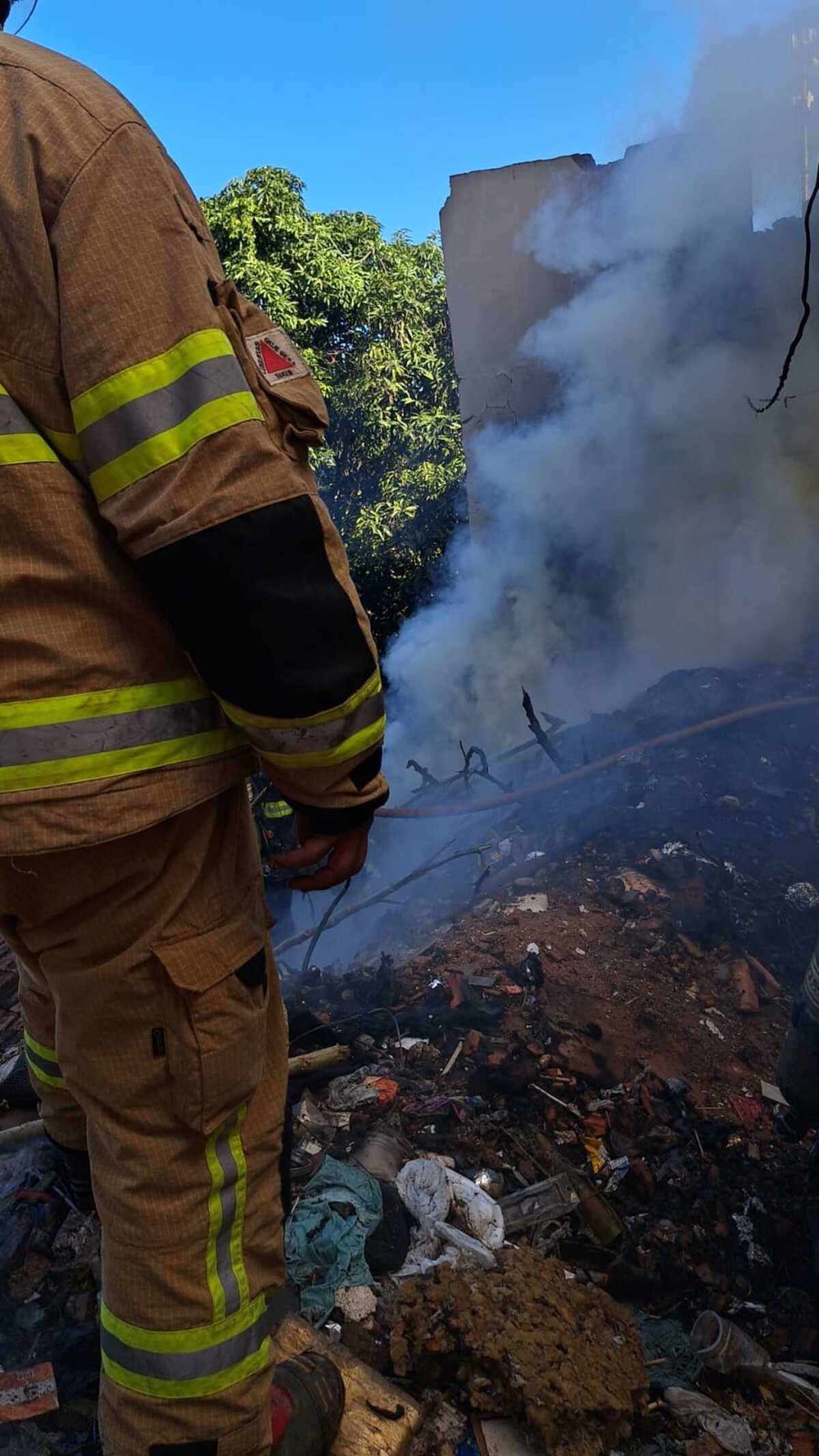 Bombeiros combatem incêndio em casa abandonada e resgatam quatro cães em Montes Claros