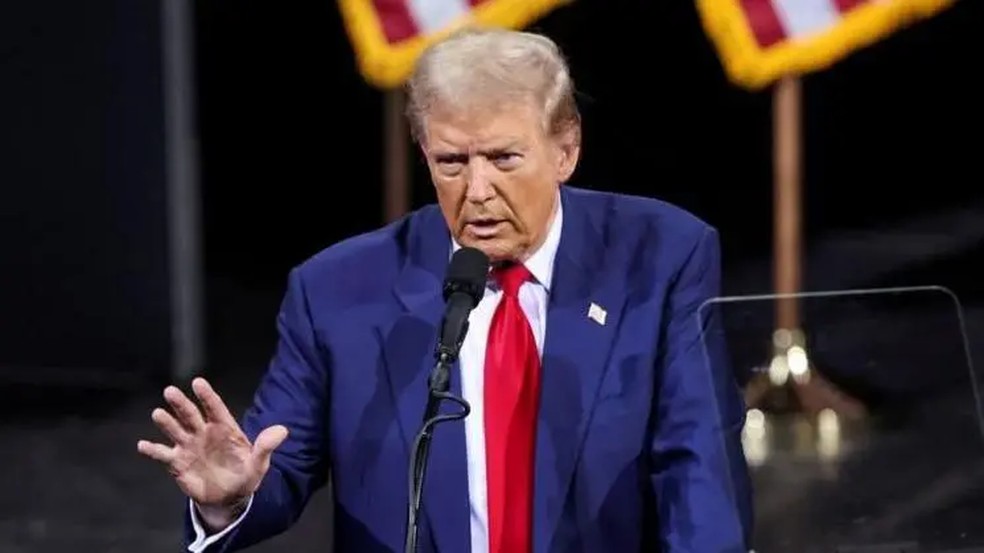 Trump insinuou, sem qualquer evidência, que imigrantes ilegais estariam chegando em massa no país para votar — Foto: Reuters